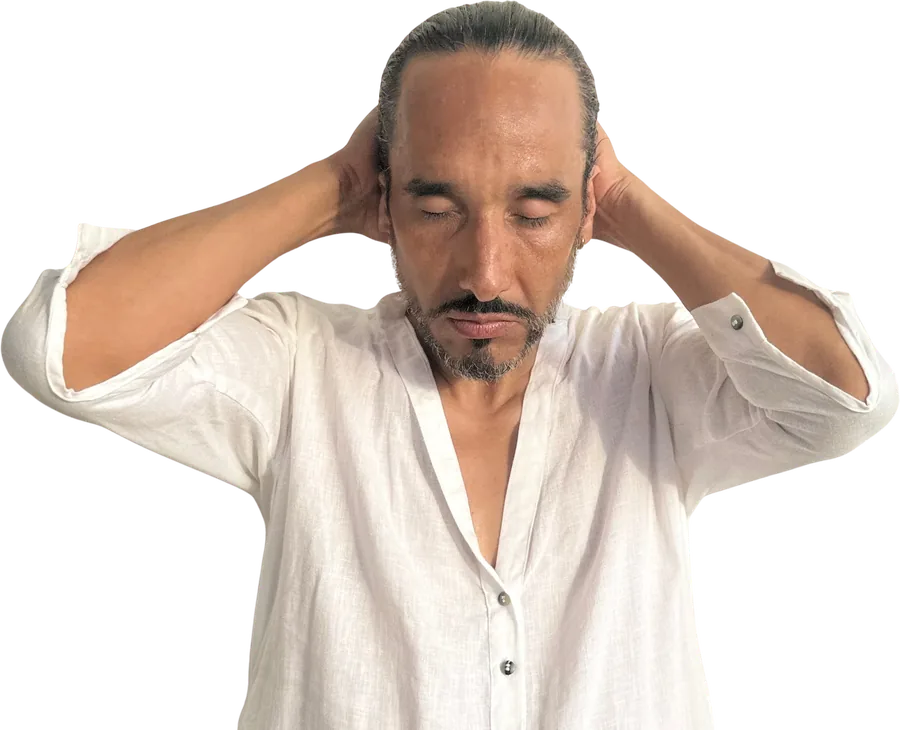 El bibliotecólogo Joséf Sánchez Coach escuchando con las manos en la cabeza